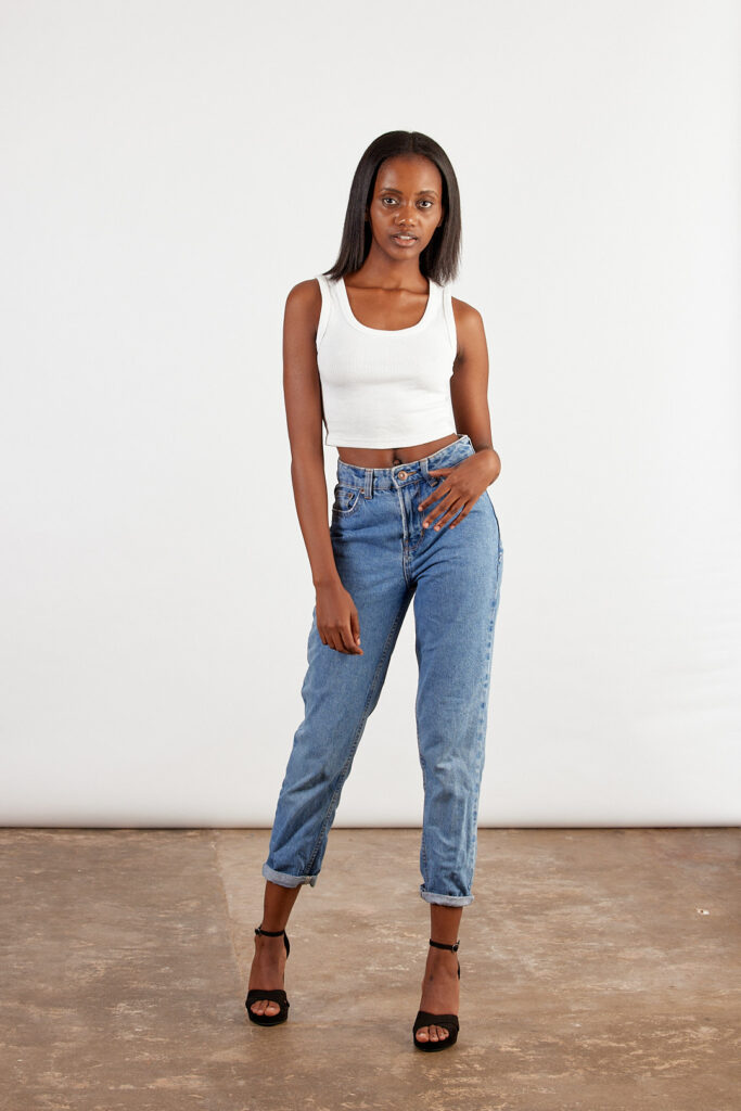 photo pola mannequin avec Eva, mannequin noire, elle est habillée d'un haut crop top blanc et d'un jean