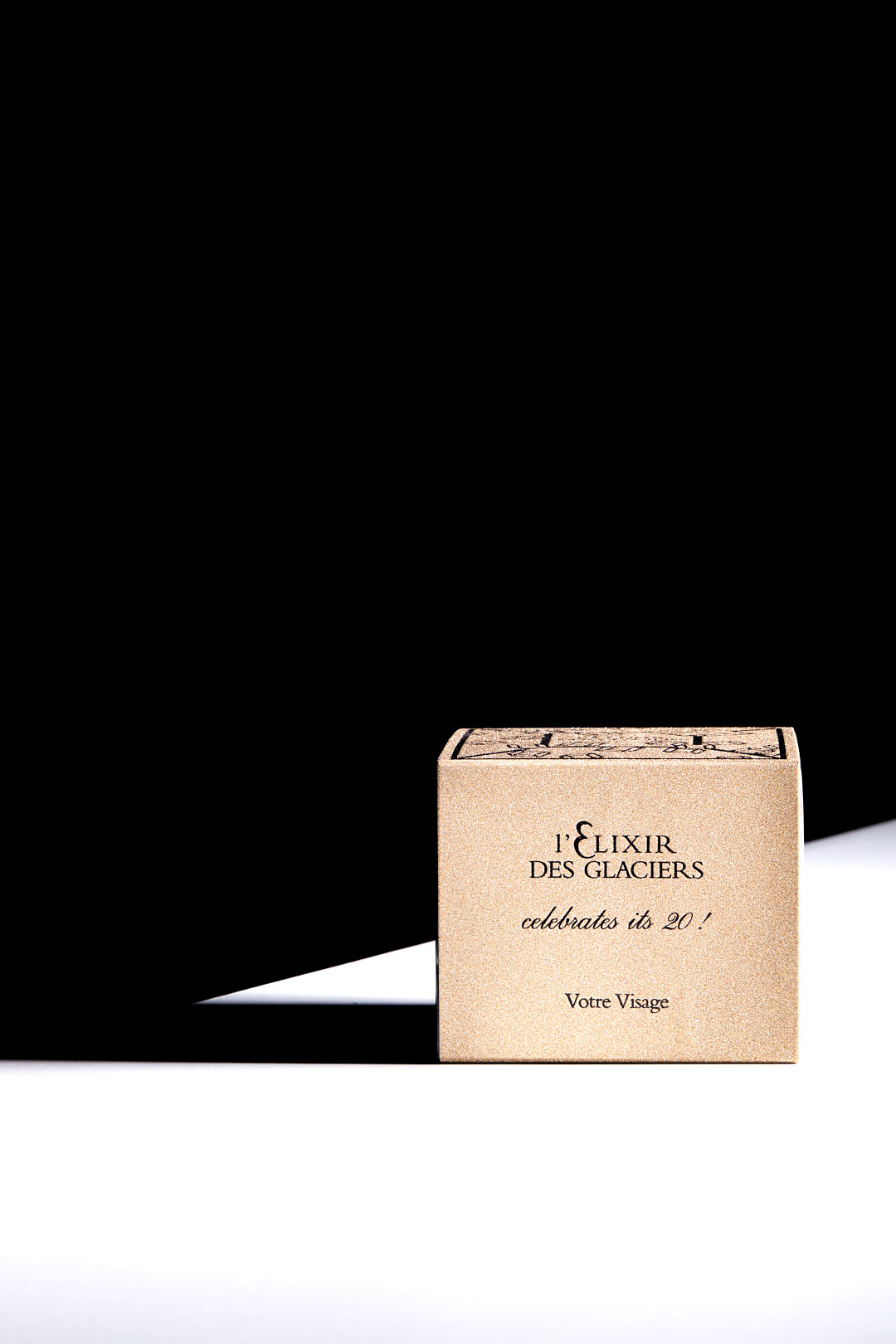 Photo verticale du packaging pailleté, édition spéciale de la crème Votre Visage, de la gamme l'Elixir des glaciers par la maison Valmont